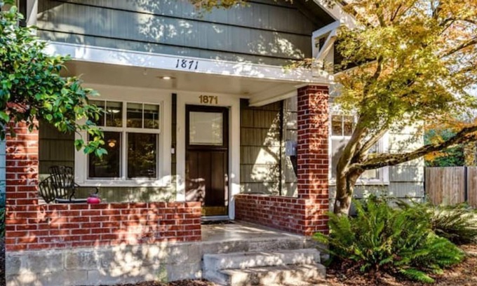 Amazon House | Track and Field Home - Walk to Hayward Field & UO