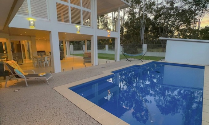 Burrum Heads House | Tradewinds - Sleeps 8-4 Beds-Ducted air-Wifi-2 Smart TVs-Pool-Room for boat