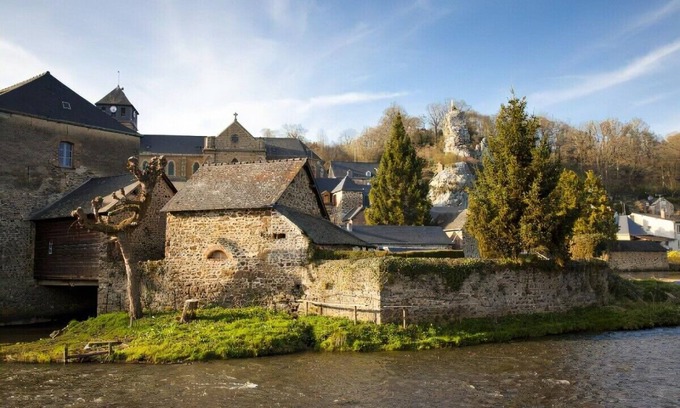 Chailland House | Traditional 18th-century farmhouse renovated in 2022