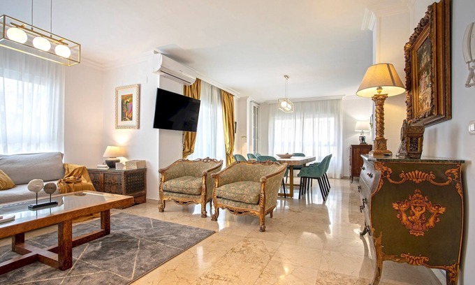 Figares Apartment | Traditional 4 bedrooms apartment in the center of Granada. Martinez Campos