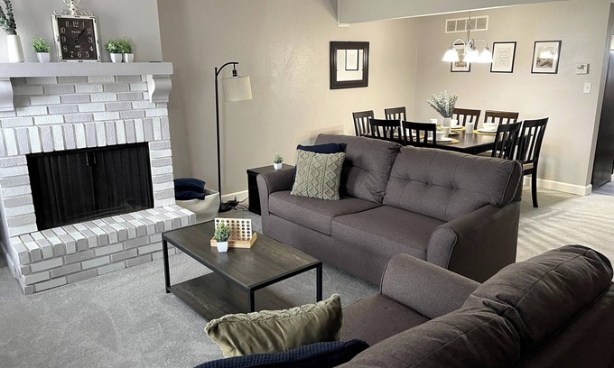 Grandview House | Traditional Updated Townhome - sleeps 12, 4 sleep spaces