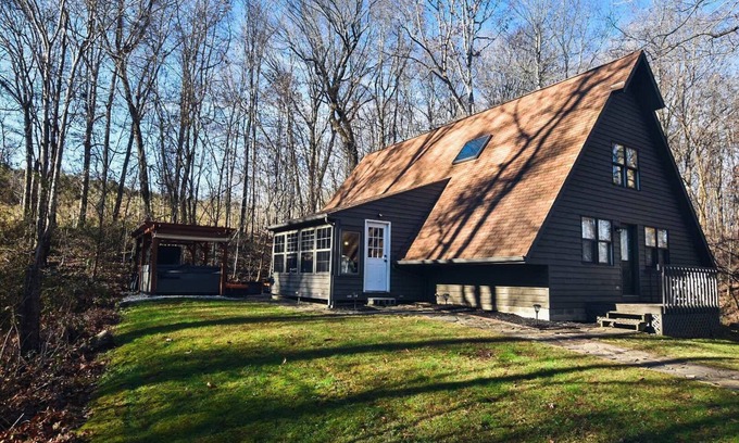 Logan House | Trailhead Chaletđ˛Old Manâs Cave, Hot Tub, Private Trails, WiFi, Netflixđ˛