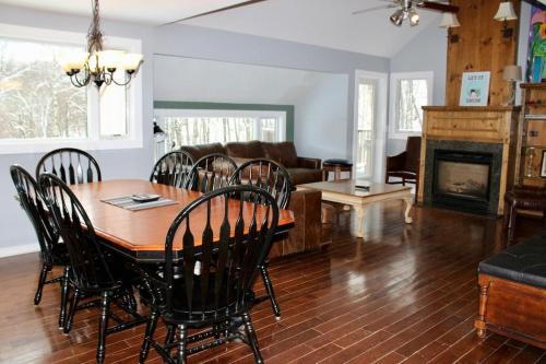 Central Vermont- Killington House | Trailside Village #4 - Slopeside 3BR with Hot Tub and Sauna, Ski In Ski Out on Great Eastern Trail