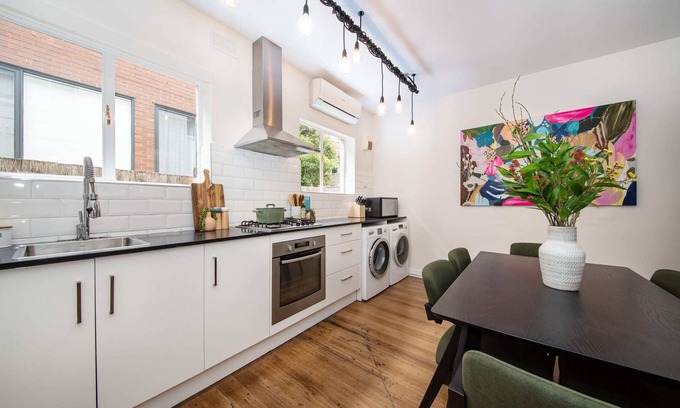 Elwood Apartment | Tranquil 1 bedroom Apt near park & beach