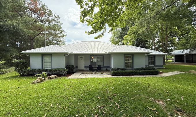 Fellowship Other | Tranquil 3-bedroom house on 5.6 lovely acres in Morriston. Close to WEC and HITS