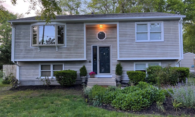 Narragansett House | Tranquil 3-bedroom Narragansett home - beach passes included!