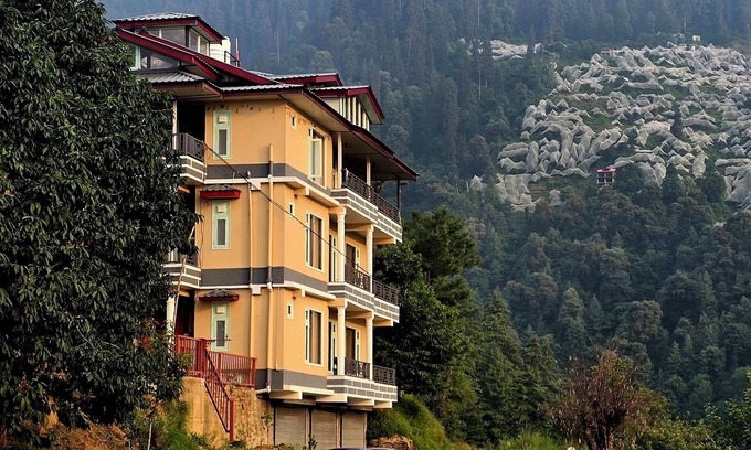 Kumharsain House | Tranquil 4-bedrooms in Narkanda.nNestled in the middle of Apple Orchards