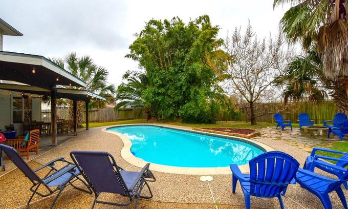 FM 1960 House | Tranquil 6-Bedroom w/Pool 25 Min to Downtown SO
