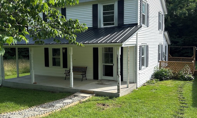 Simmonsville House | Tranquil Escape in New Castle