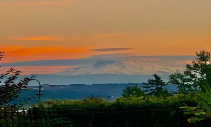 Edgewood House | Tranquil Family Retreat with Mt. Rainier Views – Spacious 4BR Home- 30 days Stay