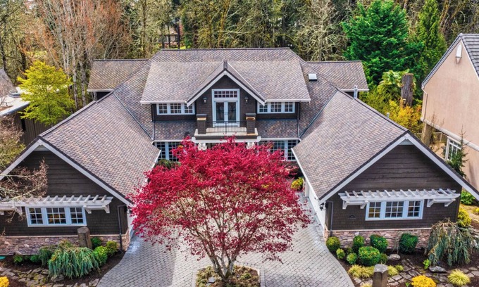 Hillsboro House | Tranquil Forest Chateau: hot spa, home theatre, outdoor bbq, w/lush green views
