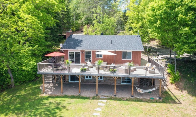 Perry Cottage | Tranquil lakefront cottage near Huntsville and Algonquin Park