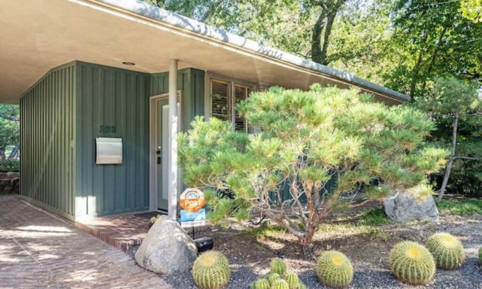 Sierra Madre Cottage | Tranquil Mid Century Guest House in Sierra Madre