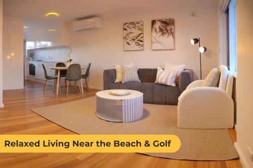 Glenelg North Apartment | Tranquil Parkside Apartment in Glenelg North