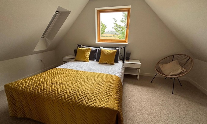 Bulmer Apartment | Tranquil Pond View Loft Retreat in Sudbury