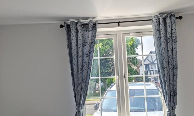 South Ruislip Apartment | Tranquil Studio Retreat With Free Parking