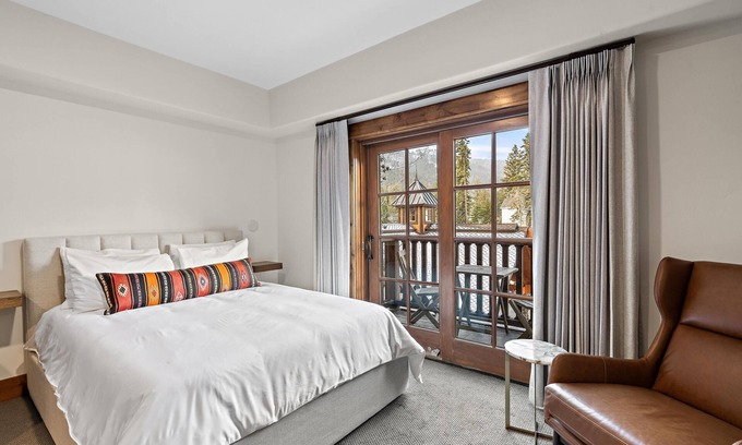 Tamarack Apartment | Tranquil Studio with Balcony