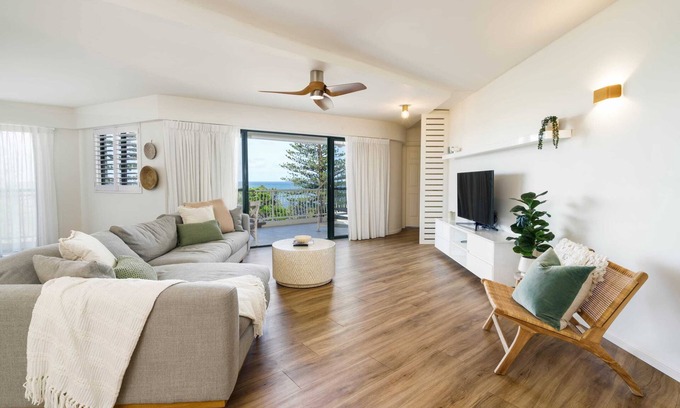 Kings Beach Apartment | Tranquil Tides Retreat: Coastal Waterfront Escape
