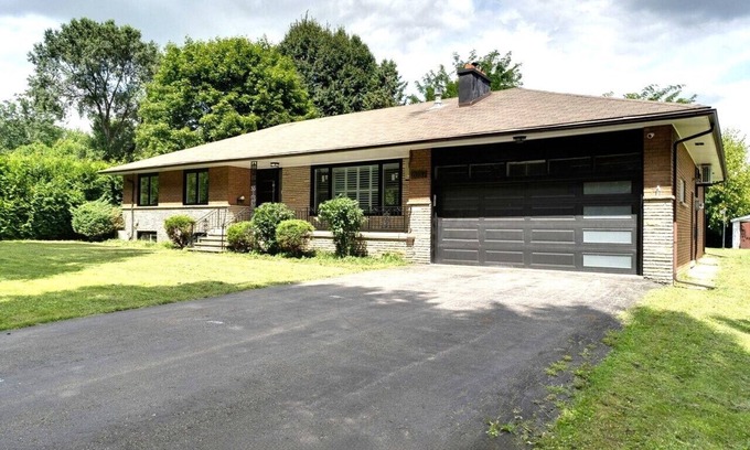 Cooksville House | Tranquil Urban Bungalow With Theatre & Patio