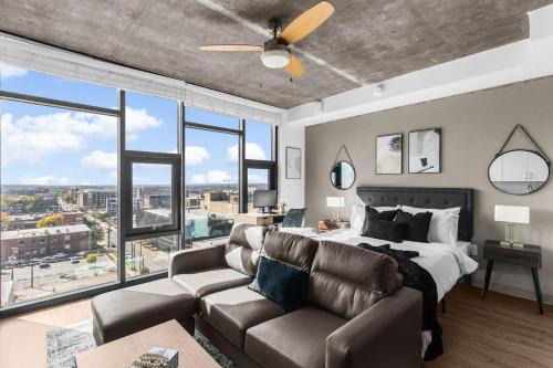 Five Points South Apartment | Tranquil Urban Space Studio City View