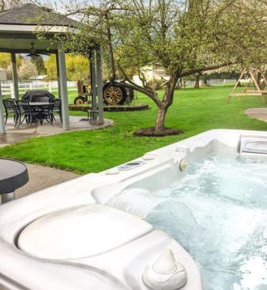 Dalton Gardens House | Tranquility Base - Family Fun Modern Farm House