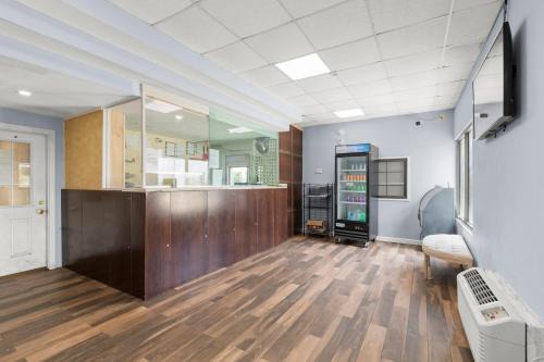 Humble Hotel | Travel Inn & Suites