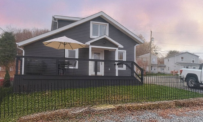 Portage Lakes House | Traveling Professional's Portage Lakes Retreat! Akron canton area dog friendly