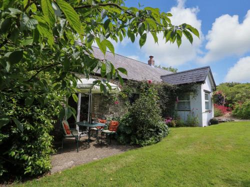 Llanllwchaiarn House | Trawsnant Cottage
