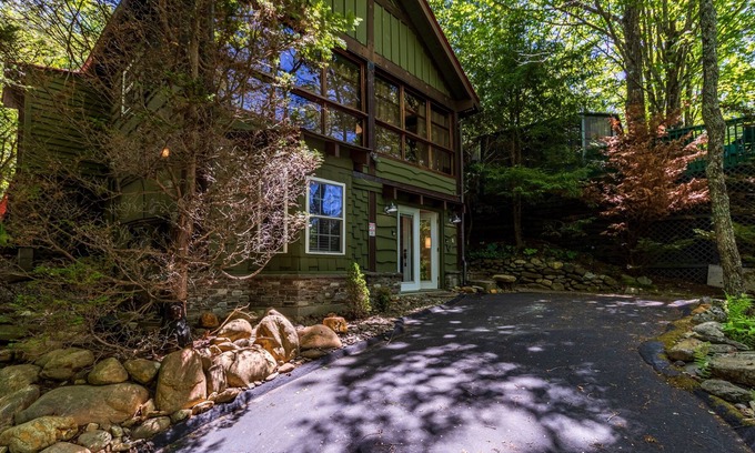 Lake Toxaway Cottage | Tree House in Westridge - RELAXING COTTAGE WITH SPLIT LIVING AREA