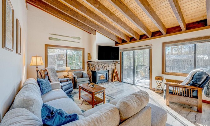 Lake Forest Apartment | Tree-Lined Views #8