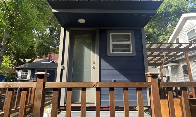 Corbett - Terwilliger - Lair Hill House | Tree View Tiny House - light filled, stone patio, close to Lewis & Clark, OHSU