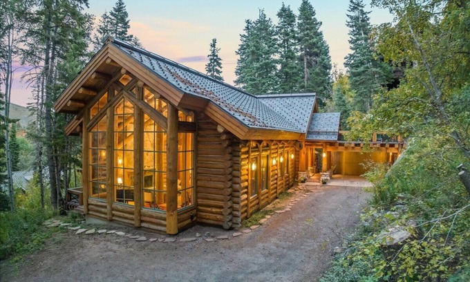 Sundance Cabin | Treehouse Lodge Style 4-Bed Retreat, Sauna, Gourmet Kitchen.