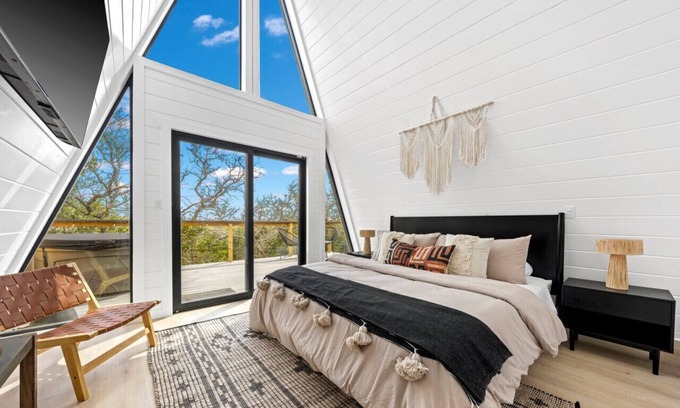 Fredericksburg Cabin | Treehouse * Romantic * Hottub* Fredericksburg * EV
