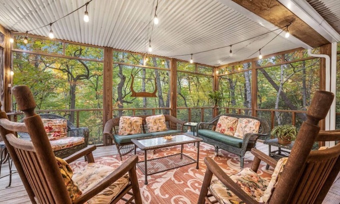 Black Mountain House | Treetop Montreat Cabin w/Creek-20 min to Asheville