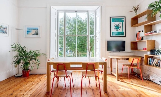 Maenporth Apartment | Treetops - Characterful flat with parking, close to beach
