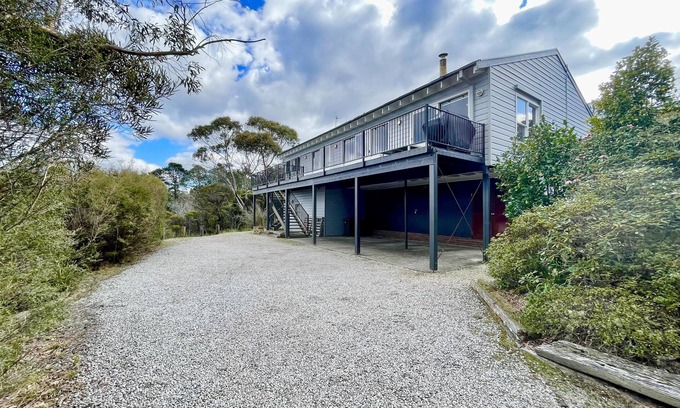 Katoomba House | Treetops Retreat Katoomba - Timber Lodge, 4 Bedrooms, 2.5 Bathrooms, A/C, Central Heating, Firepit, Escarpment Views
