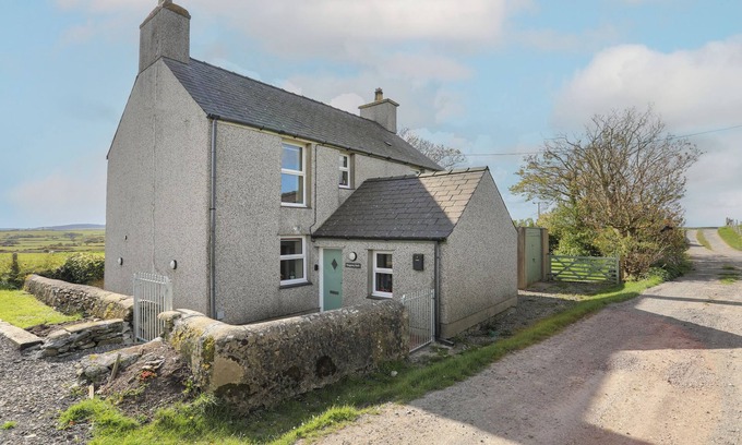 Cemaes Bay House | TREGYNRIG BACH, pet friendly, with hot tub in Cemaes Bay