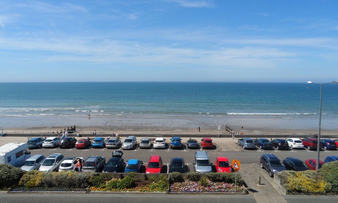 Tywyn Apartment | Trem Enlli is a homely 2 bed seafront apartment in Tywyn
