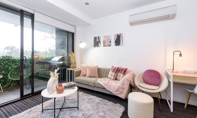St Kilda Apartment | Trendy 2 bed 2 bath Apartment - Heart of St Kilda