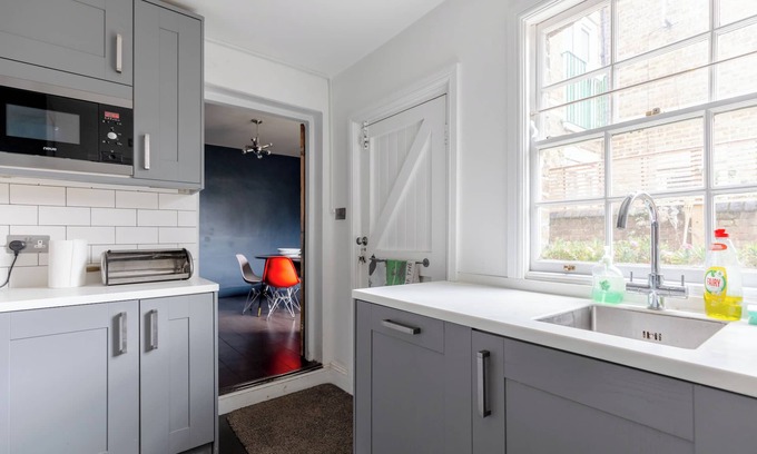 East Acton Apartment | Trendy 2BD House — 5 Mins from Willesden Junction!