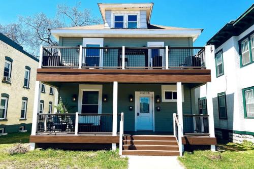 Lyn-Lake Apartment | Trendy and Stylish 3BR Uptown Duplex