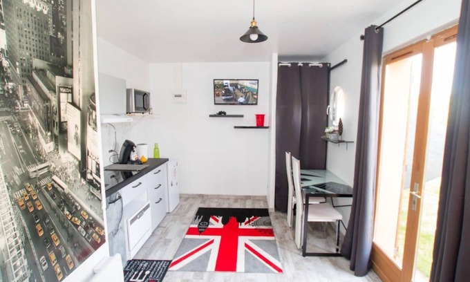 Villemandeur Apartment | Trendy studio London jacuzzi/outdoor pool