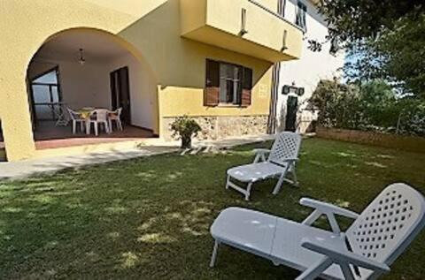 Cecina Apartment | trilocale in campagna con giardino "ROSSO"