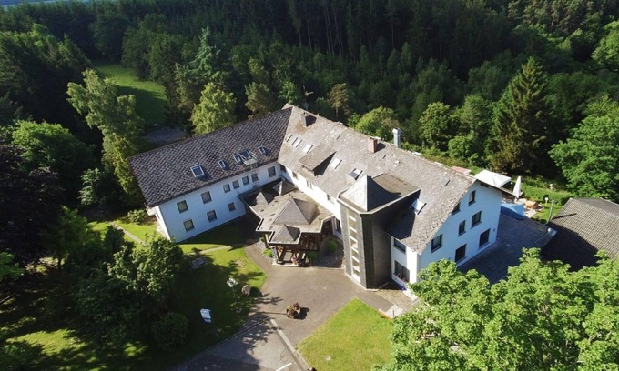 Kirchberg Hotel | Triple room Shower / WC, TV - Landhotel Karrenberg