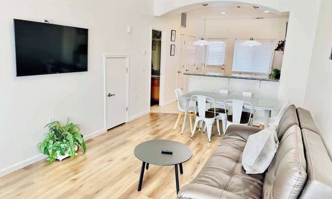 Reno House | Triplex/Sleeps21/7.5Bath