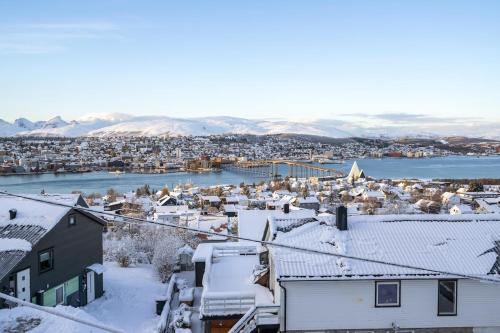 Tromsdalen Apartment | Tromsø Bridge & Cathedral View l By Fjellheisen