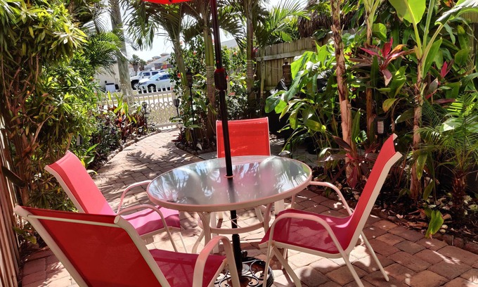 Key Shore House | Tropical Escape w/2 En Suites Steps to Beach Suites
