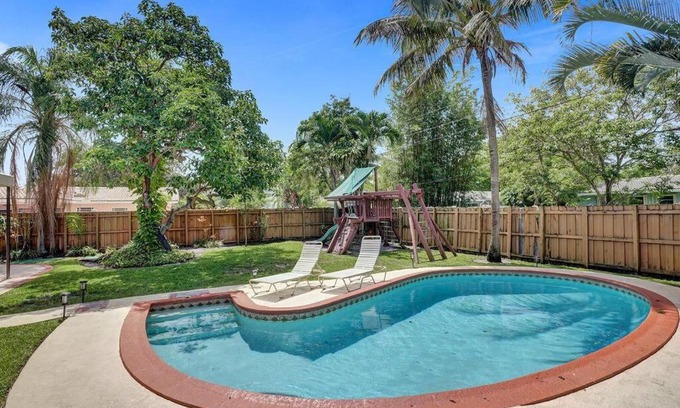 Deerfield Beach Villa | Tropical Oasis+heated Pool-4BR/KINGS/1mi to BEACH!