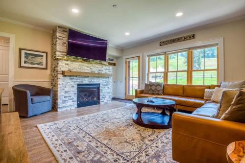 North Conway House | True Upscale Ski In & Out Condo with Pool & Hot Tub