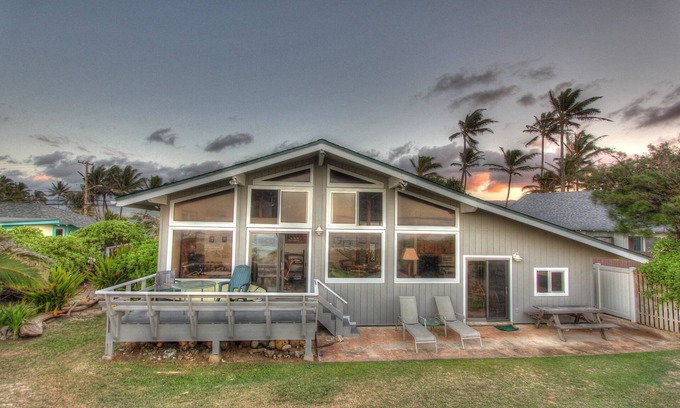 Laie House | TRULY BEACHFRONT House + 2 cottages for extra guests or privacy